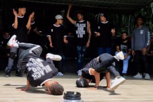 breakdancers in la Comuna 13